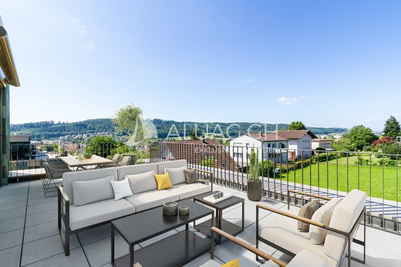 Vom Essbereich geht's auf die gediegene Terrasse mit Esstisch und Lounge für gemütliche Stunden im Freien.