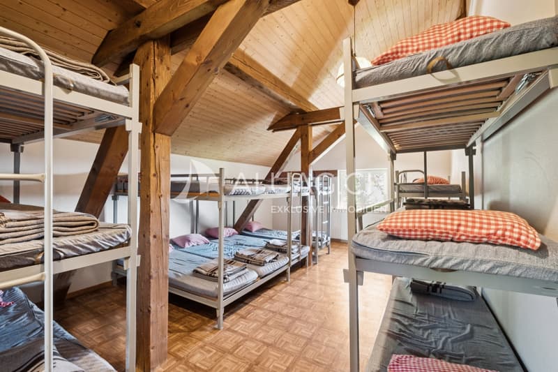 Über eine Holztreppe geht's ins Dachgeschoss mt zwei getrennten Schlafräumen mit Holzdecke zum Giebel.