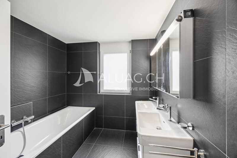 Stilvolles Bad mit Badewanne und Doppelwaschtisch