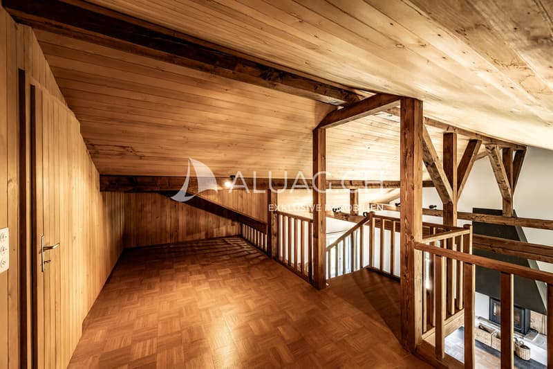 Gemütliche Galerie mit Sicht auf den Wohnbereich