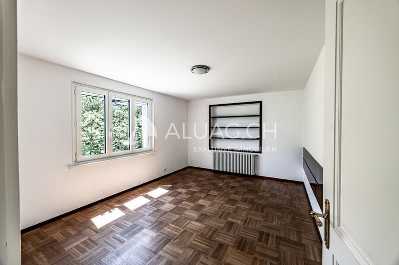 Helles Zimmer mit Parkettboden und integrierten Wandregalen, vielseitig nutzbar