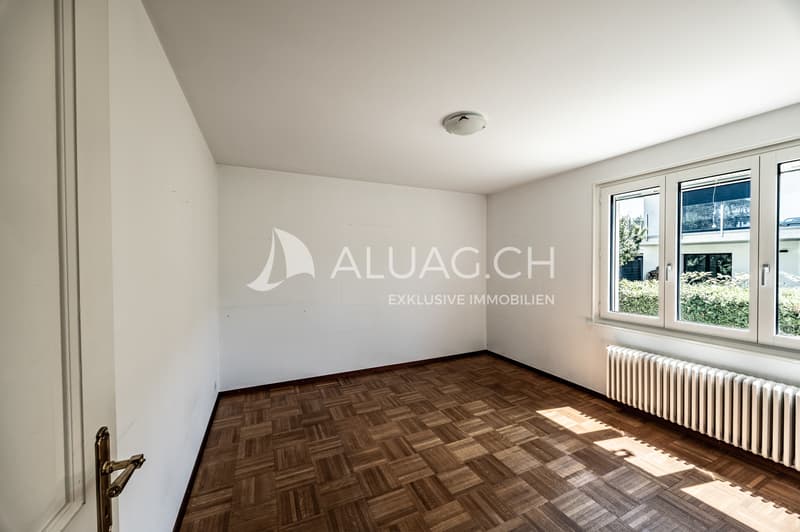 Zweites Zimmer mit grossen Fenstern und viel Tageslicht