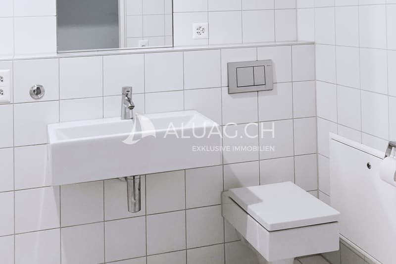 Das zeitlose Badezimmer eignet sich mit wenig eingriffen auch perfekt als rollstuhlgängige Nasszelle