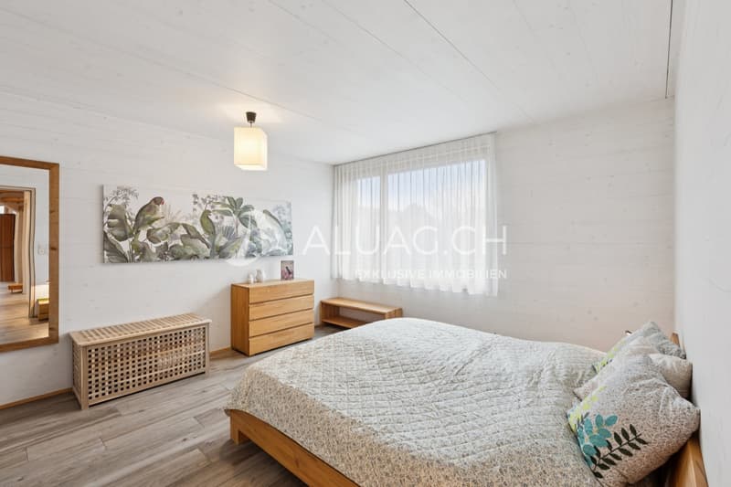 Hier das geräumige und helle Elternschlafzimmer. Wie alle Räume Wände und Decke in Holz weiss lasiert.