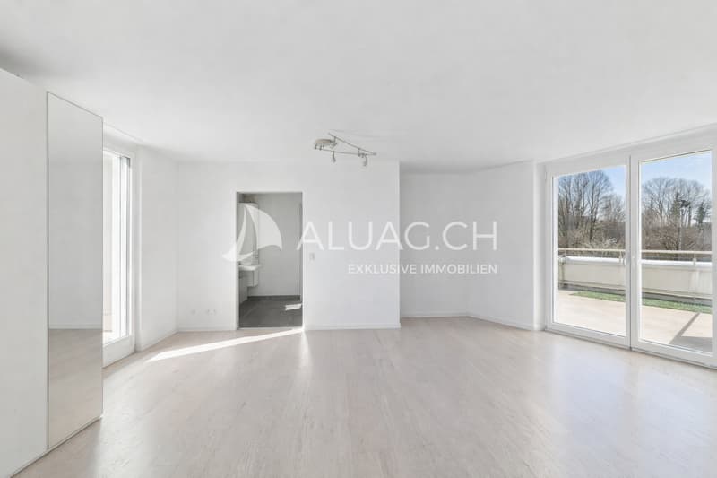 Das geräumige Schlafzimmer verfügt über ein En suite Badezimmer sowie einen direkten Zugang zum Balkon