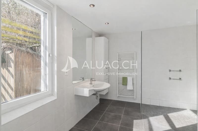 Auch das Badezimmer überzeugt mit stilvollem Design und einer grosszügigen Dusche