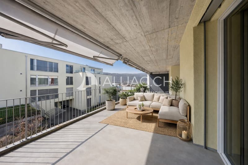 Der Balkon bietet ab Mittag sonnige Stunden und verfügt über drei Sonnenstoren sowie praktischen Stauraum