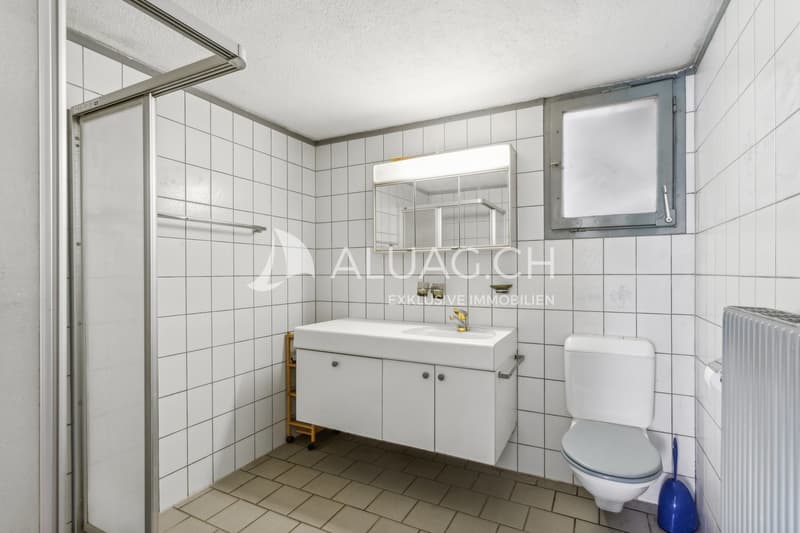 Bad im Handwerksbetrieb in solidem Zustand