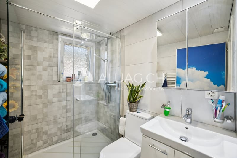 Das Badezimmer präsentiert sich gepflegt mit einer komfortablen Regendusche