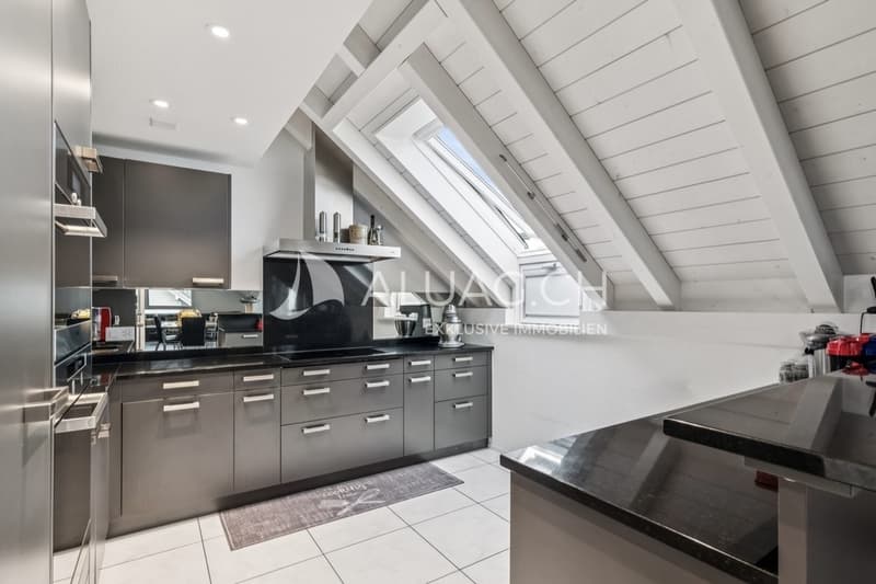 Die moderne Küche mit viel Stauraum eignet sich perfekt um mit Gästen zu kochen und plaudern