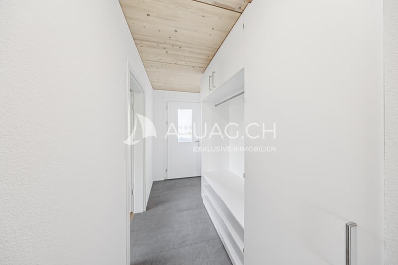 Heller Wohnungseingang mit praktischer integrierter Garderobe