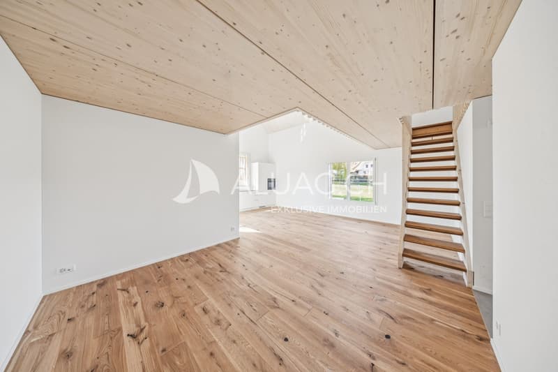 Wohnzimmer mit Treppenaufgang  offen und modern gestaltet