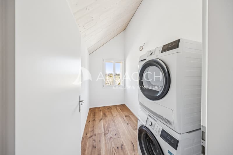 Moderner, heller Laundry-Room mit optimaler Ausstattung