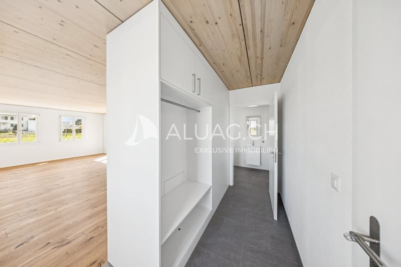 Moderner Entrée-Bereich  lichtdurchflutet und freundlich mit praktischer intergrierter Garderobe