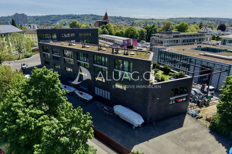 Ein Gebäude mit vielen Nutzungen, Werft, Wohnen und Arbeiten, alles unter einem Dach