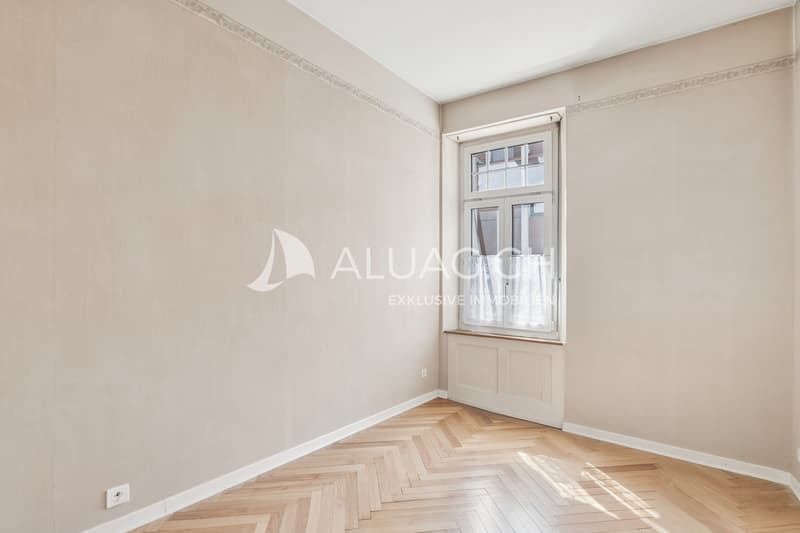 ....und so sieht das gleiche Zimmer leer aus. Nun kommen die Materialien vom Altbau richtig zur Geltung.