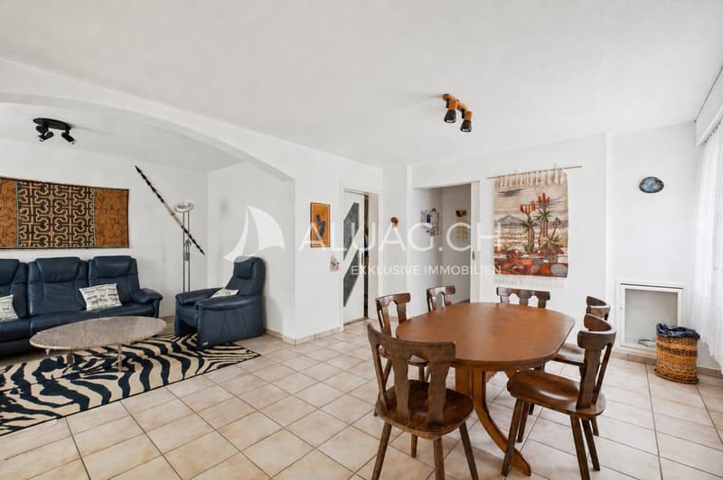 Hier das helle Wohnzimmer mit Ess-/und Wohnbereich. Im Hintergrund die Türe zum Korridor und der Küche.