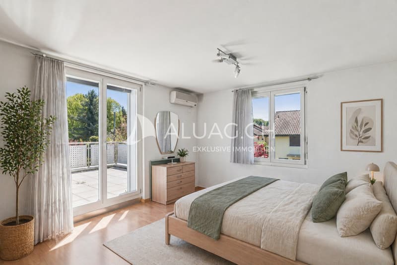 Daneben das grosse Schlafzimmer mit Fenster gegen zwei Seiten und ebenfalls Zugang zur sonnigen Terrasse.