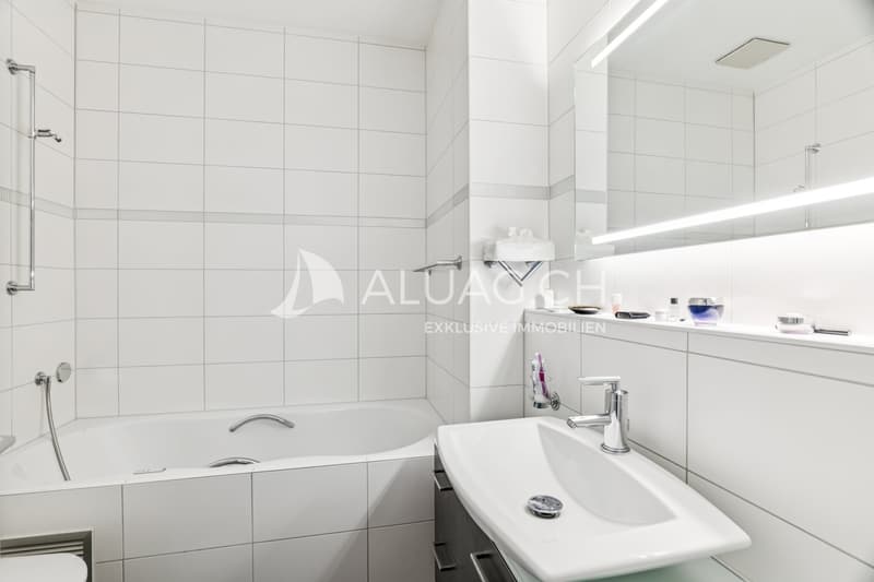 Elegantes Badezimmer mit integriertem Whirlpool