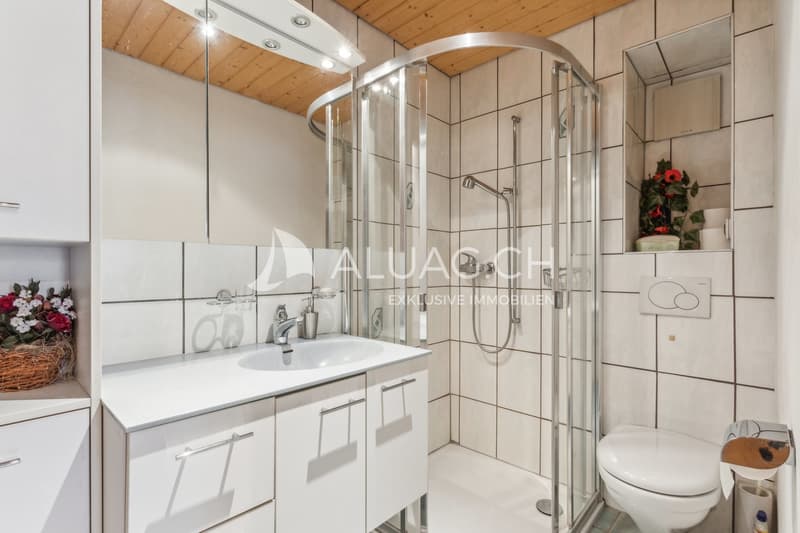 En suite Badezimmer mit Duschkabine