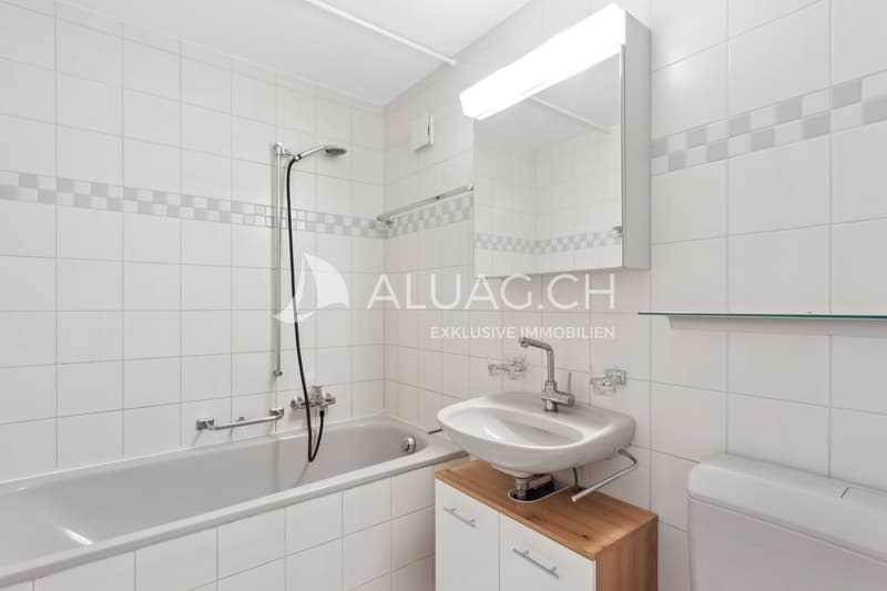Eines der beiden Badezimmer der Liegenschaft