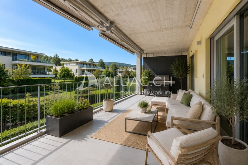 Der Balkon bietet ab Mittag sonnige Stunden und verfügt über drei Sonnenstoren sowie praktischen Stauraum