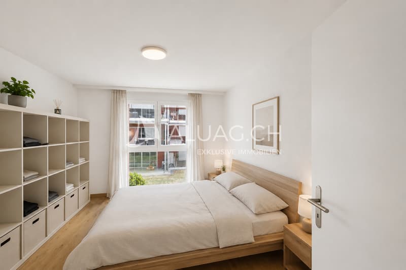 Helles Schlafzimmer mit Parkettboden und grossen Fenstern