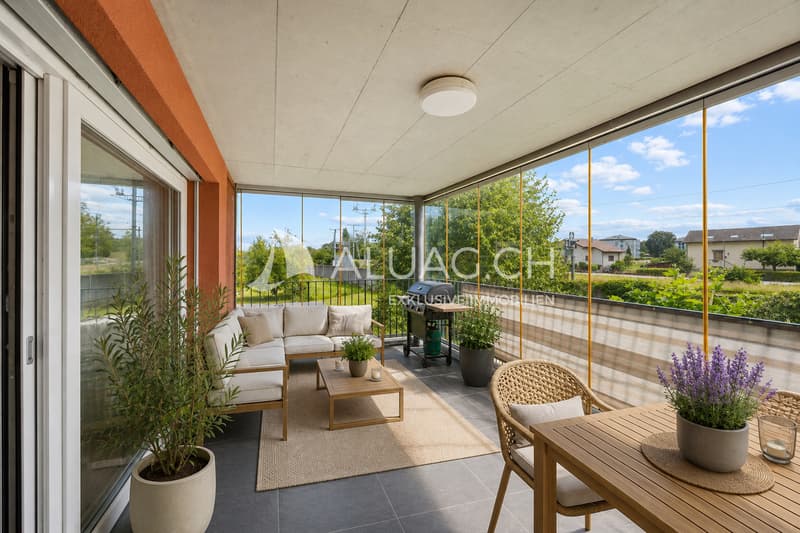 Der grosszügige und helle Balkon lässt sich toll einrichten