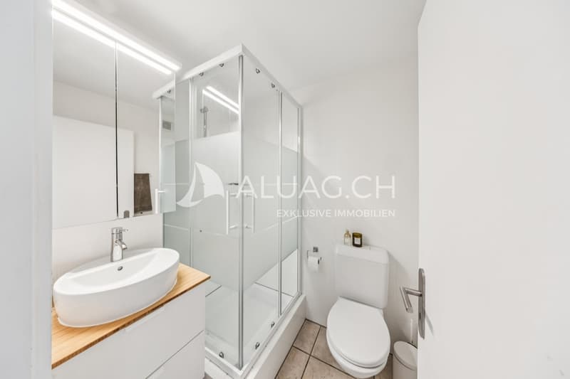 Badezimmer mit Dusche und funktionaler Ausstattung