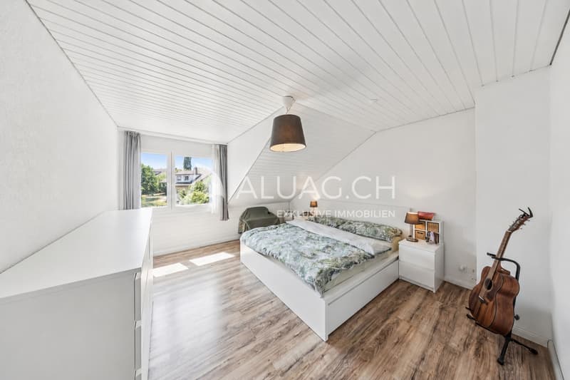 Elternschlafzimmer mit ruhiger Wohnatmosphäre und viel Tageslicht