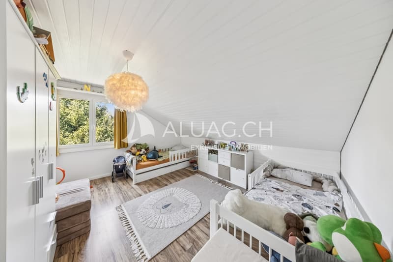 Ein freundliches Zimmer mit viel Platz für Kinder, Gäste oder persönliche Wohnideen
