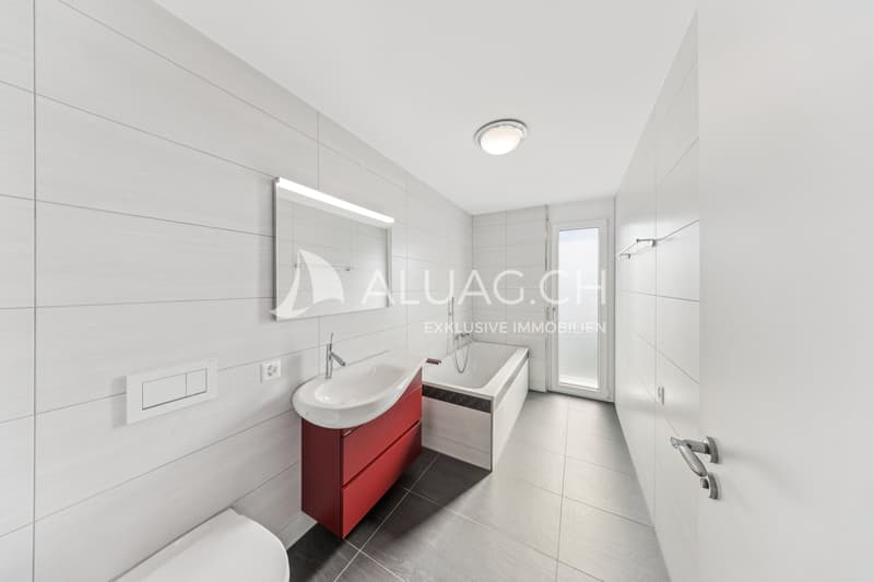 Das zweite Badezimmer ist mit einer eleganten Badewanne ausgestattet