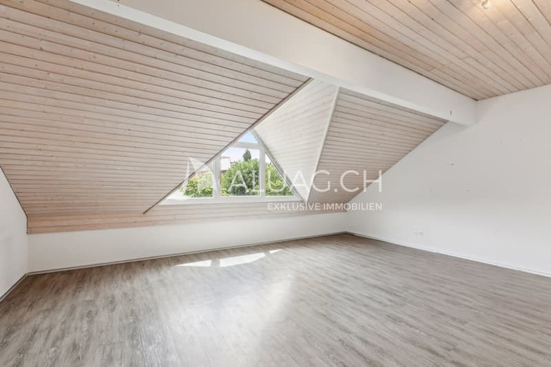 Stimmungsvolles Dachgeschoss mit besonderer Fensterarchitektur und Holzdecke