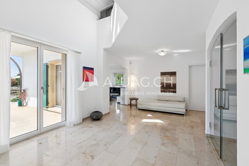 Hier der Blick vom Essbereich  zum rechten Flügel der Villa, wo sich unter anderem das Wohnzimmer befindet.