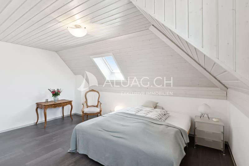 Hier das grosszügige Gäste-Zimmer ebenfalls mit Dachschräge, einer Lukarne sowie auch einem Velux-Fenster.