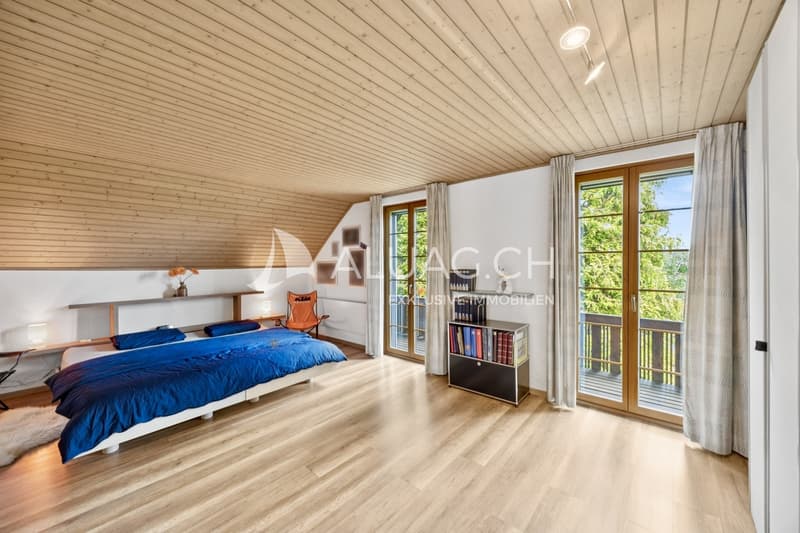 Grosszügiges Elternschlafzimmer mit direktem Zugang zum Balkon