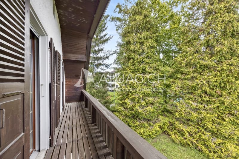 Vom Balkon aus geniesst man einen wunderschönen Ausblick ins Grüne