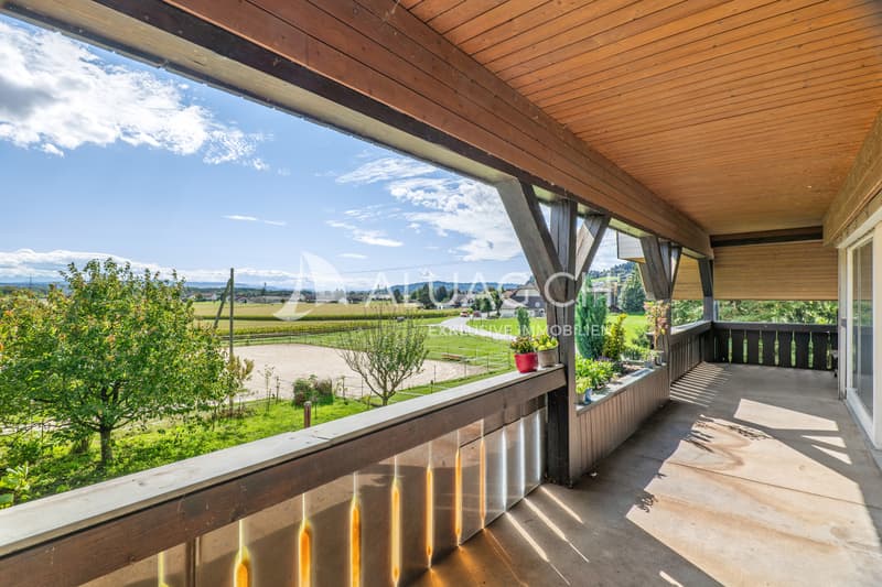 Der grosse Balkon im oberen Stockwerk mit der tollen Sicht über das gesamte Grundstück