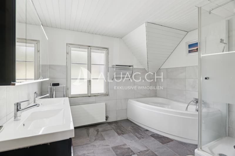 Das renovierte Badezimmer überzeugt mit moderner Ausstattung, Badewanne und separater Dusche