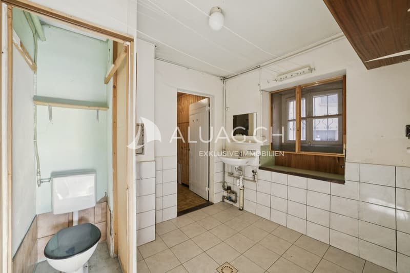 Hinter der Verkaufsfläche stehen WC, Lavabo und zusätzliche Lager- und Abstellmöglichkeiten zur Verfügung