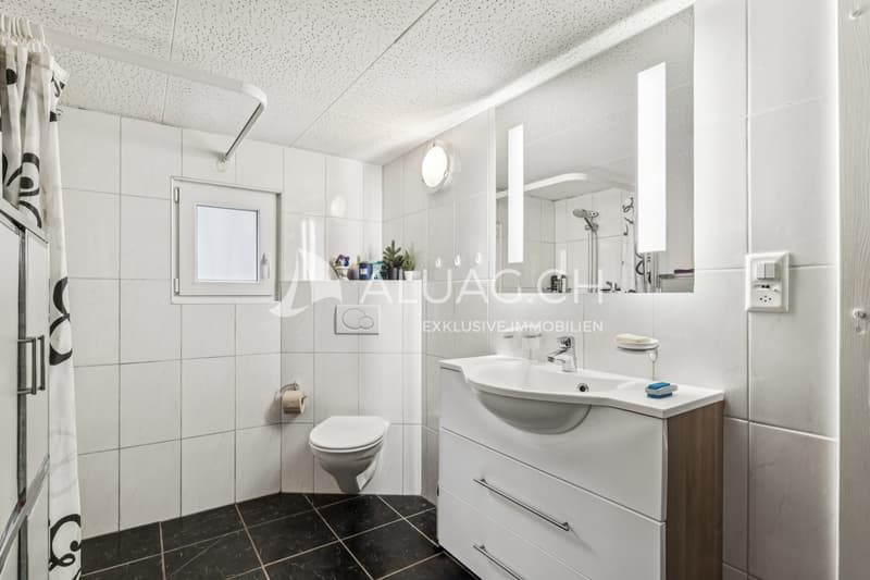 Gegenüber vom Schlafzimmer liegt das Bad mit ebenerdiger Dusche. Hinter der Türe vom Bad der Wäscheturm.