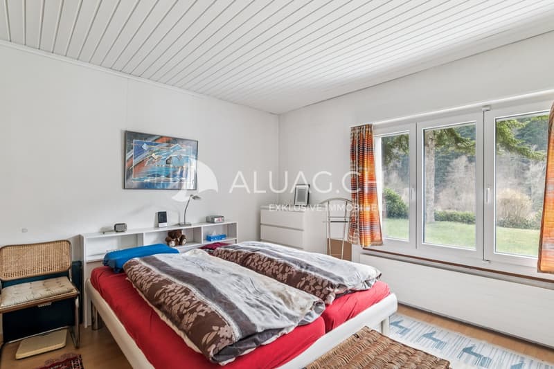 Das Schlafzimmer präsentiert sich sehr hell und bietet Platz für ein Doppelbett sowie einen grossen Schrank.