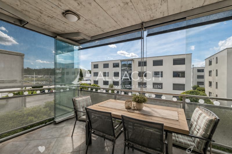 Balkon mit Wintergarten, um sonnige Abende zu geniessen.