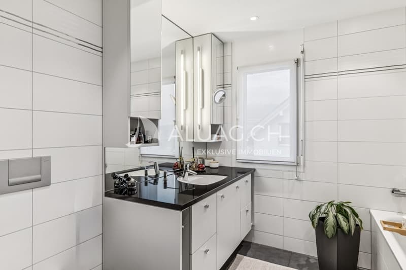 Immer beliebt, ein Badezimmer mit Tageslich und grosser Badewanne für ein entspanntes Bad