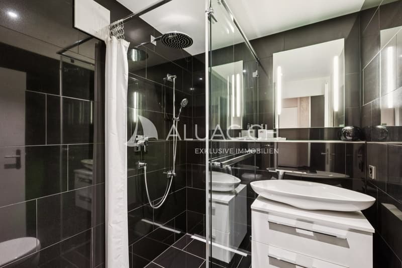 Modernes Bad mit Regendusche und harmonischem Farbkonzept