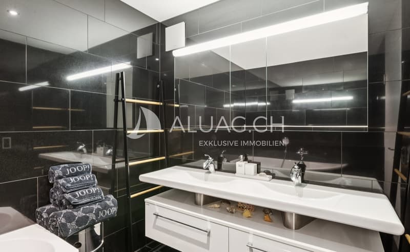 Elegantes Badezimmer mit Doppellavabo und zeitloser Ästhetik