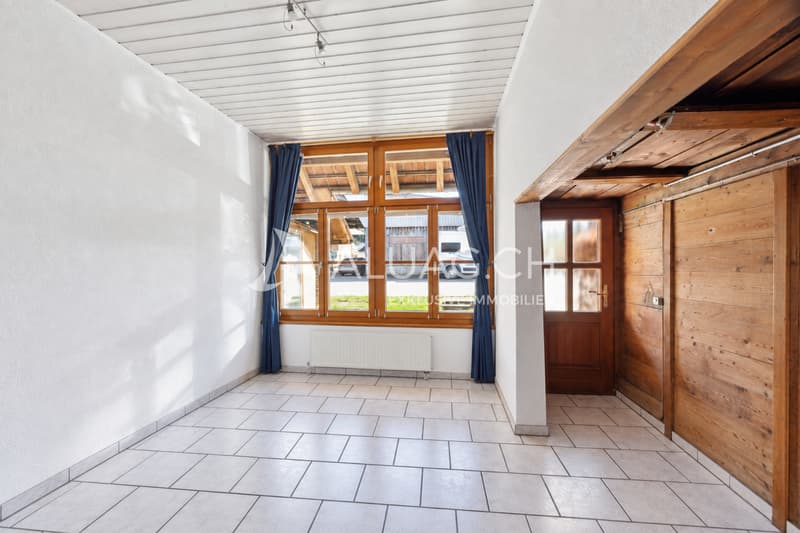 Der Eingang mit der tollen Holzwand dient auch als grosses Esszimmer