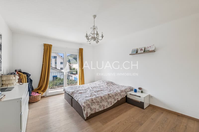 Elegantes Elternschlafzimmer mit Zugang zum Balkon