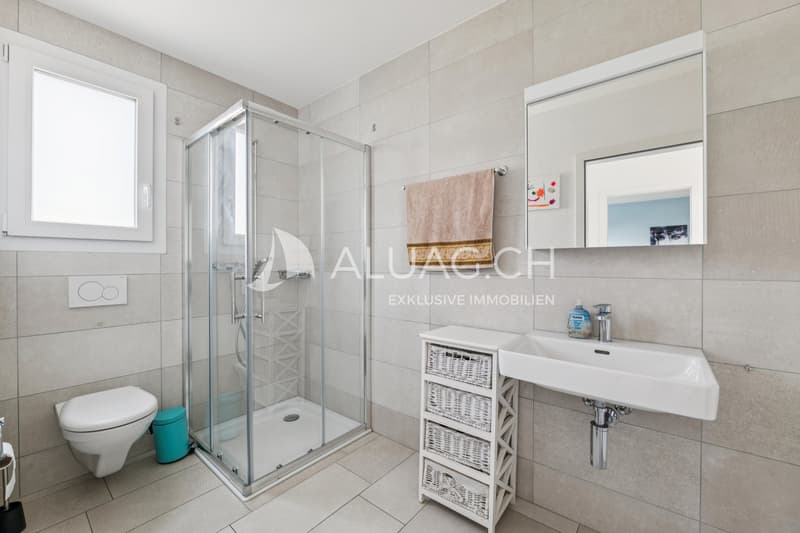 Elegantes Gästebad mit Dusche, WC und Tageslicht