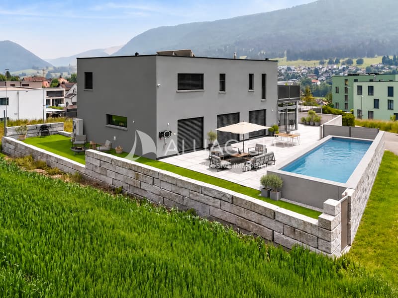 Designvilla mit der Möglichkeit, einen Aufstellpool zu realisieren.